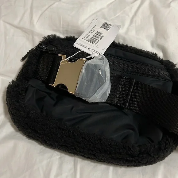 NWT Lululemon Everywhere Fleece 1L Belt Bag Gold Hardware Strap Black New - Picture 7 of 8